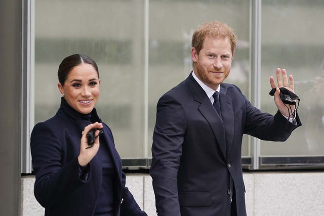 meghan markle y harry saludan muy felices en un acto público en nueva york, el primero al que acuden juntos desde que ella dio a luz