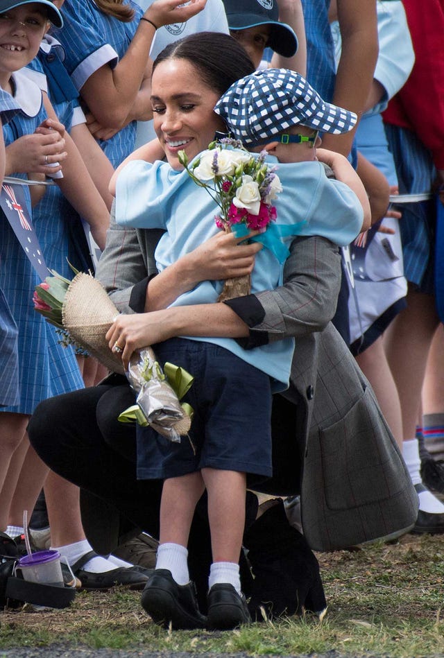 Meghan Markle, embarazada, recibe el abrazo del niño Luke Vincente en Dubbo, Australia