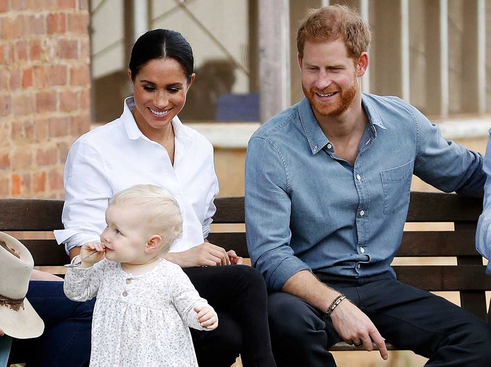 Meghan y Harry  visitan una granja en Australia donde juegan con una niña