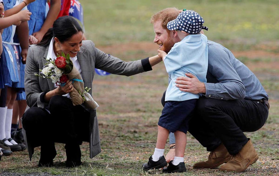 Meghan y Harry en Australia con el niño Luke Vincent