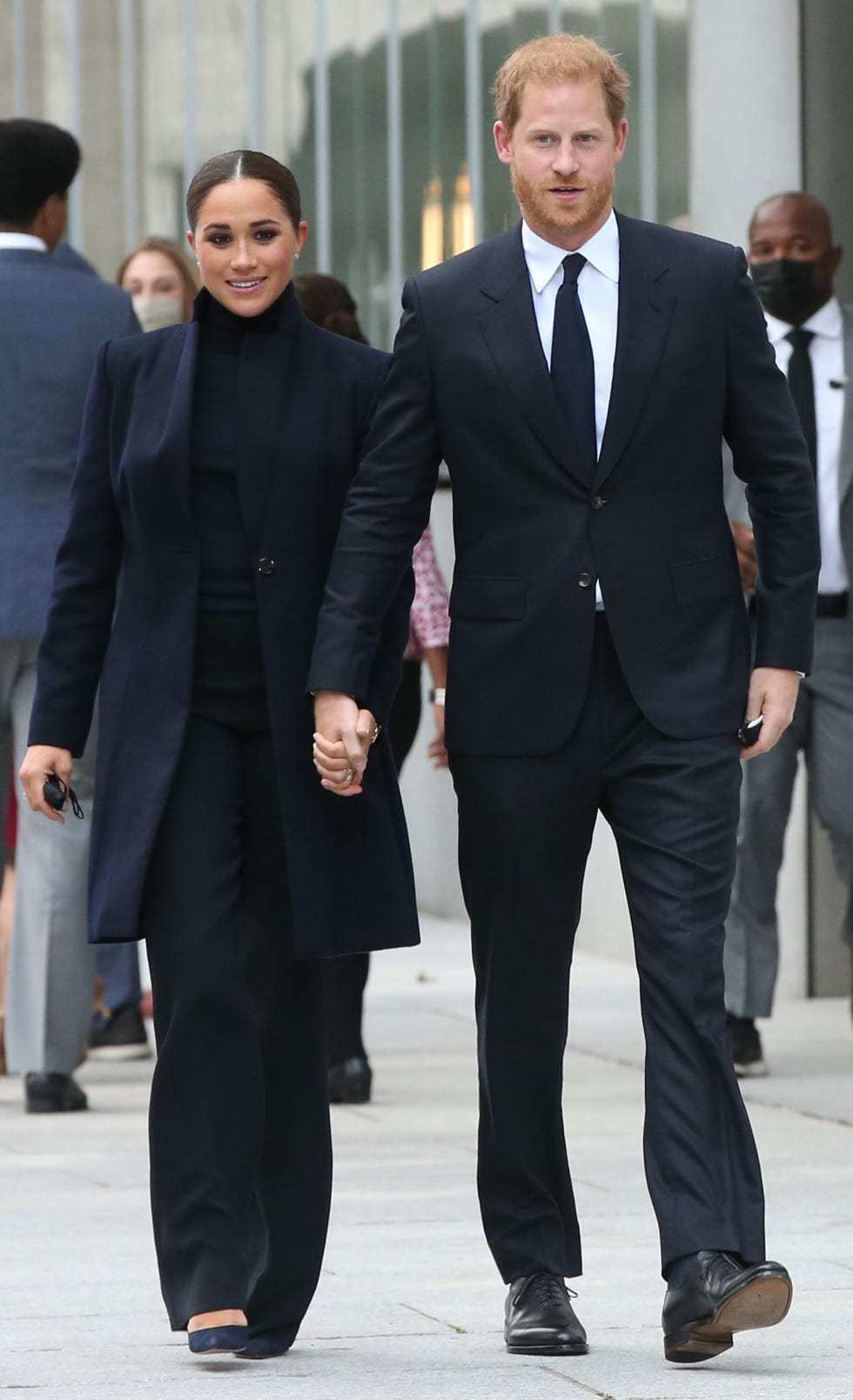 los duques de sussex, vestidos de negro y cogidos de la mano, en nueva york