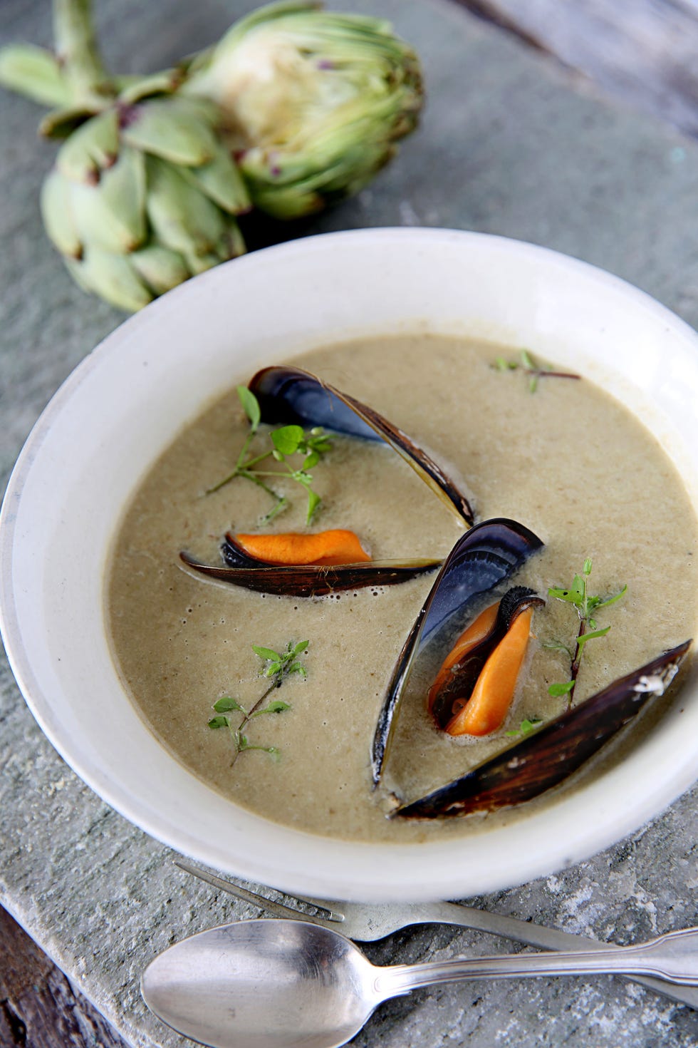 mejillones de roca con crema de alcachofas