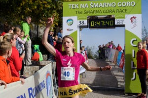 una mujer celebra su victoria en la smarna gora race, la mejor carrera de montaña del mundo