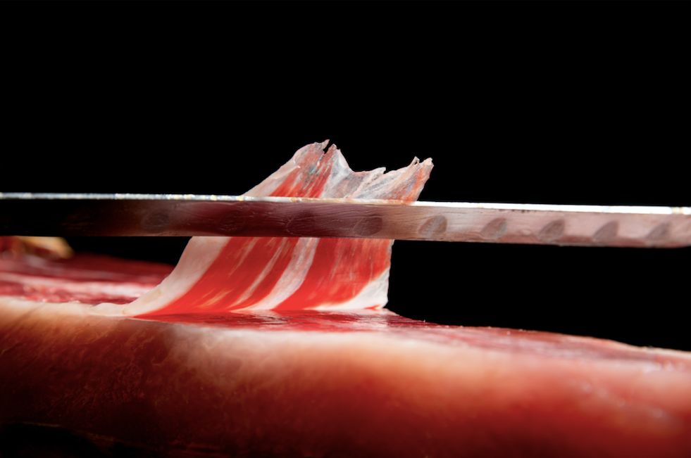 plano detalle de un corte de loncha de jamón