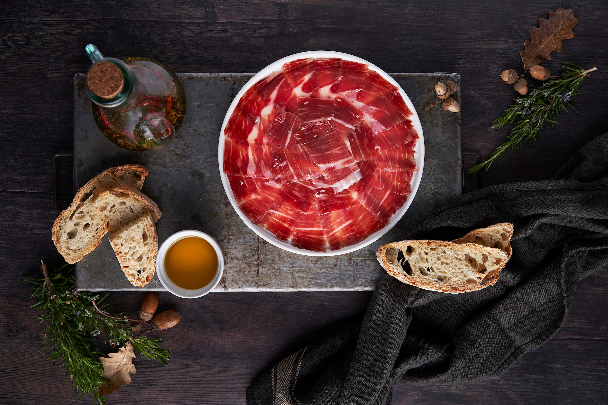 plato de jamón carrasco acompañado de tostadas de pan y tomate