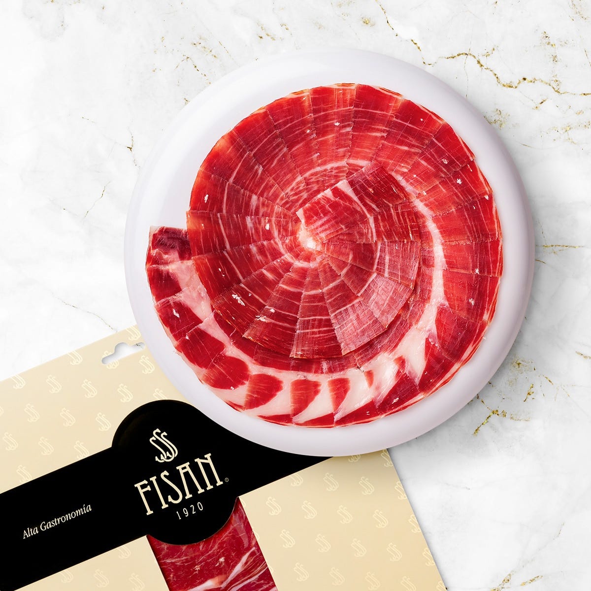 plato de jamon iberico encima de un sobre de loncheados