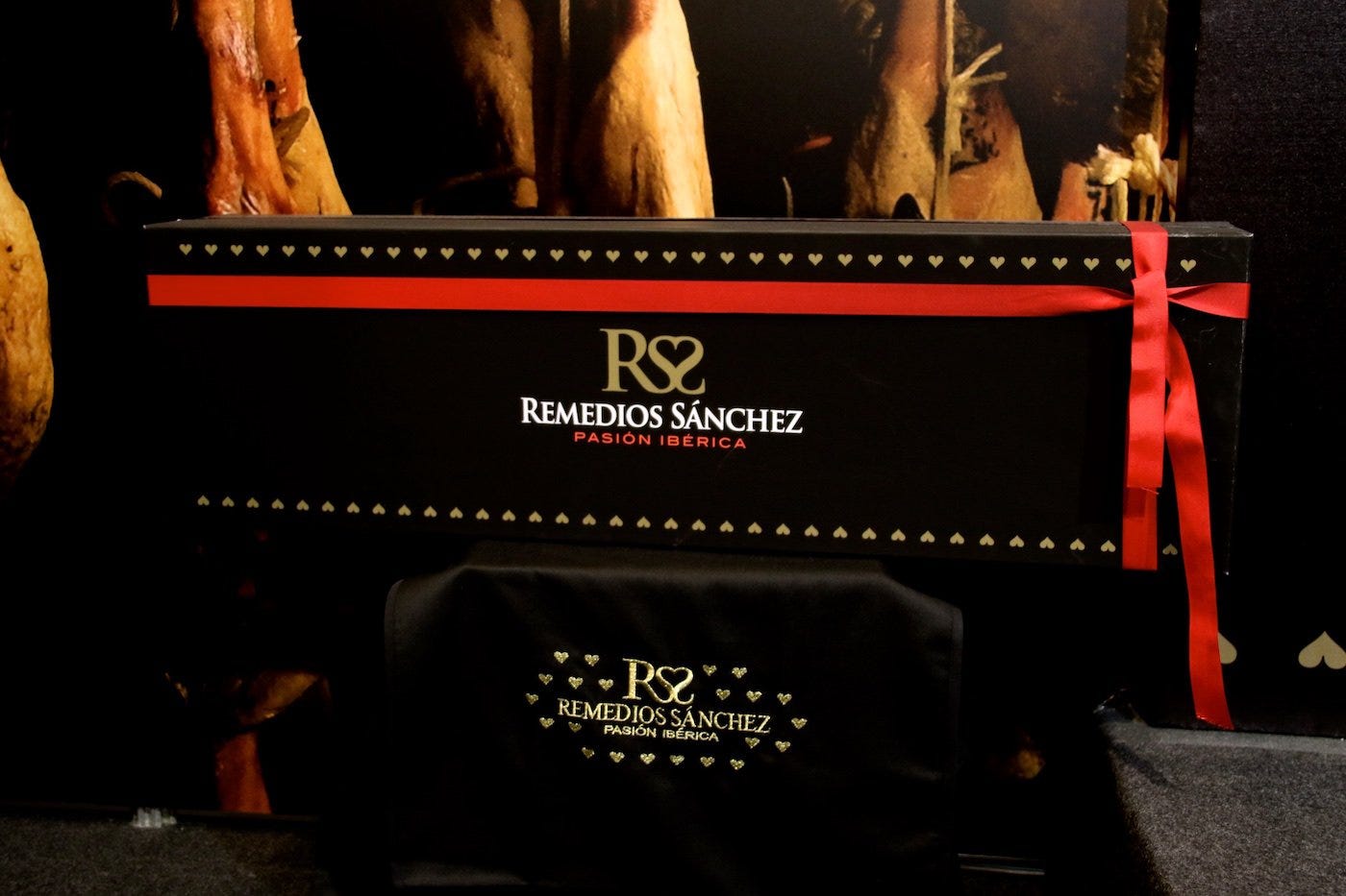 caja con un jamón ibérico de remedios sánchez