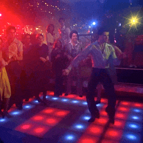 fotograma de la película fiebre del sabado noche con john travolta bailando en la discoteca