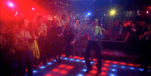 fotograma de la película fiebre del sabado noche con john travolta bailando en la discoteca