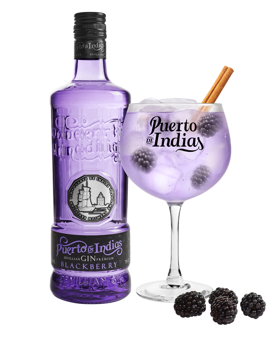 cocktail de mora con ginebra puerto de indias, botella y copa al lado