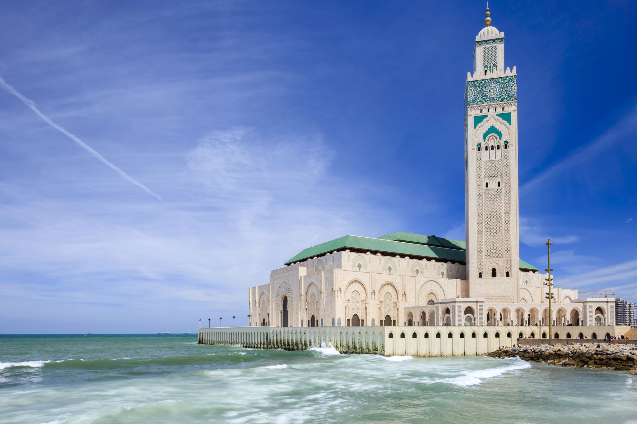 mezquita de hassan ii en casablanca, dando al mar