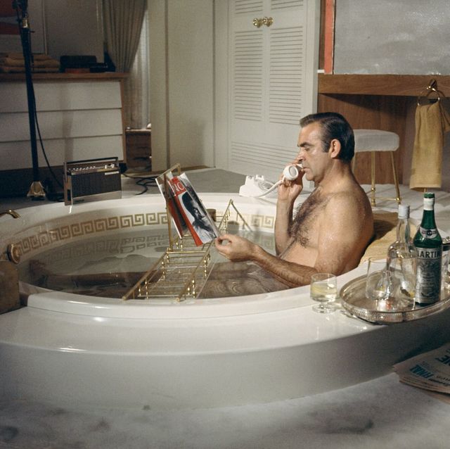sean connery en una escena en la bañera de 007