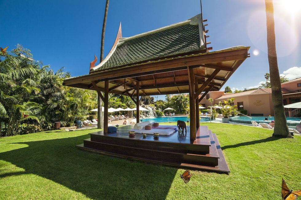 zona de masajes en el jardín del hotel botánico the oriental spa garden