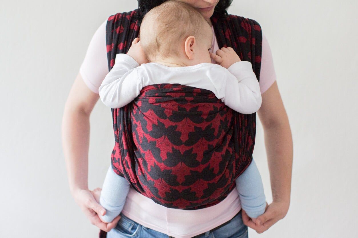 Cómo llevar al bebé en una mochila portabebés 
