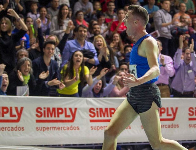 carlos mayo celebra su victoria en el campeonato de españa de cross de zaragoza en marzo de 2020
