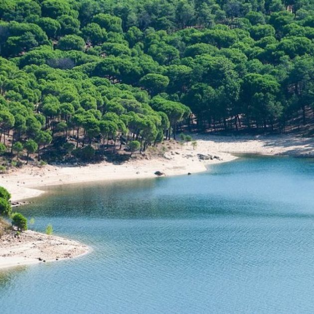 el pantano de san juan, uno de los mejores lugares naturales para el baño cerca de madrid, y una de sus playas vista desde el aire