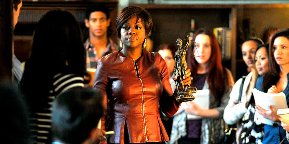 viola davis en como defender a un asesino sosteniendo un trofeo dorado