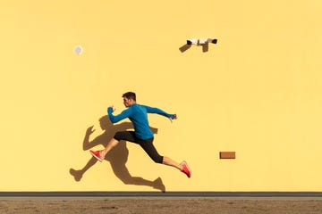 un hombre realiza un salto con zapatillas deportivas para correr