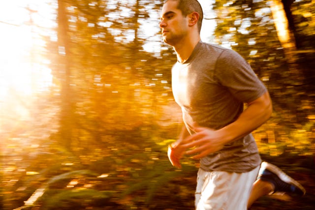 un hombre corriendo