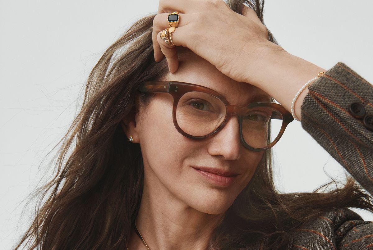 jenna lyons wears a mejuir necklace and two rings in a campaign for mejuri in a story about mejuri designed by jenna lyons 2022