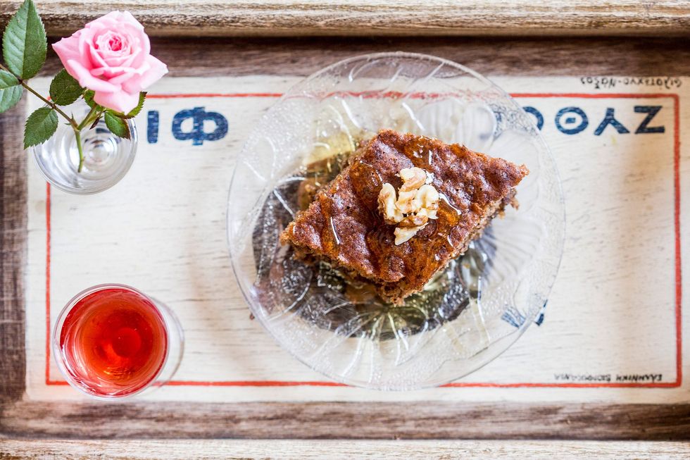 Op Naxos is de melachrino een stevige walnotencake die is doordrenkt met kitron na de maaltijd het perfecte dessert