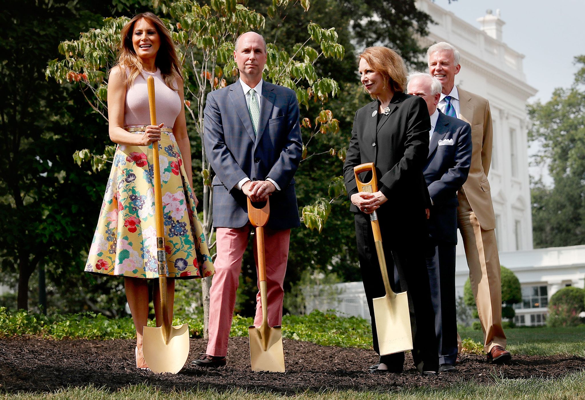 Melania Trump vestida de Valentino para plantar un árbol en la Casa Blanca
