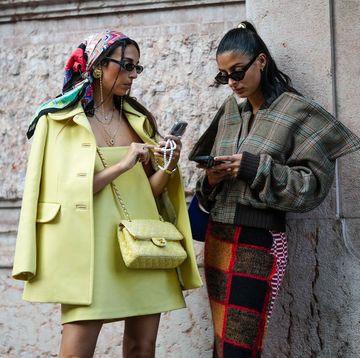 twee vrouwen tijdens fashion week in milaan in september 2022