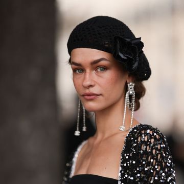 melanie kieback poseert tijdens paris fashion week