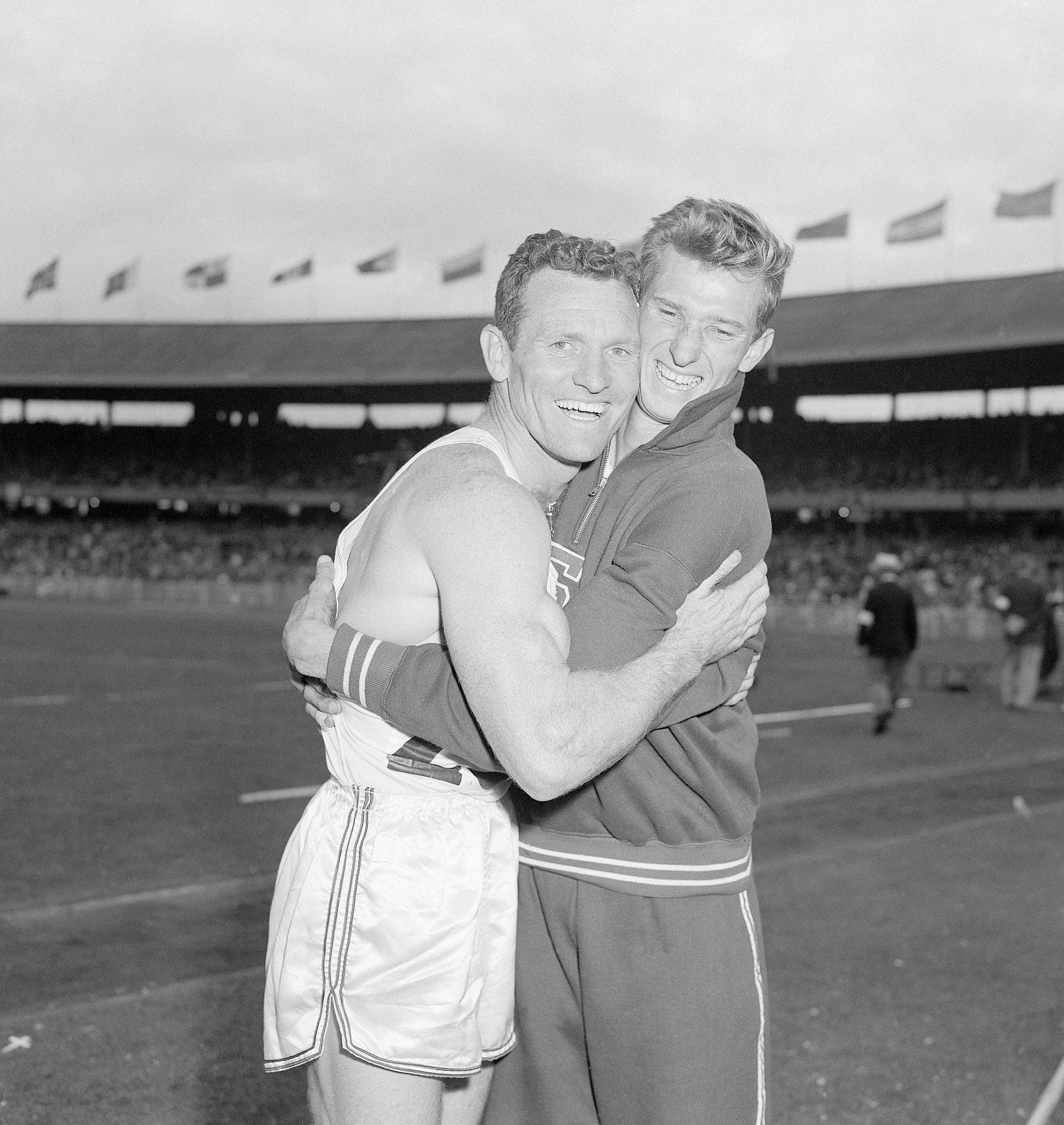 el pertiguista estadounidense celebra su medalla de plata en los juegos olímpicos de melbourne 1956 en salto con pértiga abrazándose con el ganador bob richards