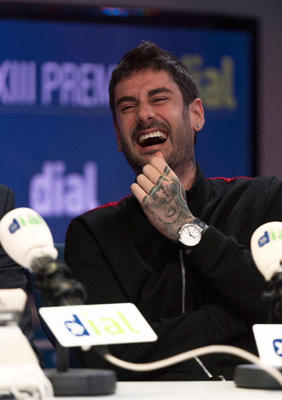 El cantante Melendi, que recibirá el premio cadena Dial el próximo 14 de marzo, ha hablado de su cuarta hija, que nacerá a mediados de febrero.