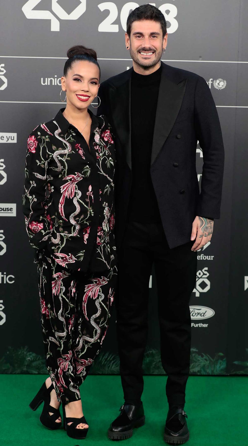Melendi y su novia, Julia Nakamatsu, embarazada, en los premios Los 40 Music Awards