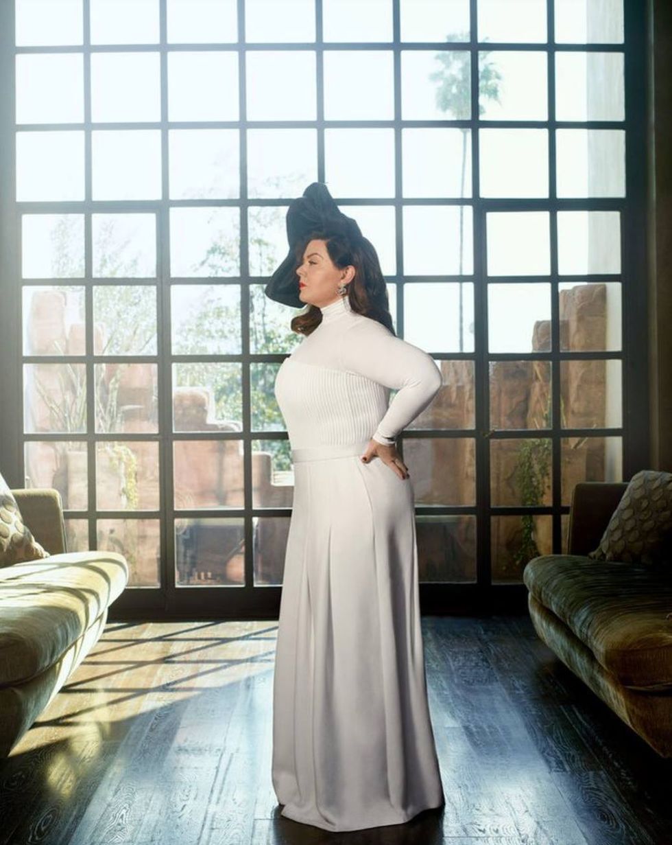 White, Clothing, Dress, Gown, Formal wear, Shoulder, Neck, Sleeve, Window, Photography, 