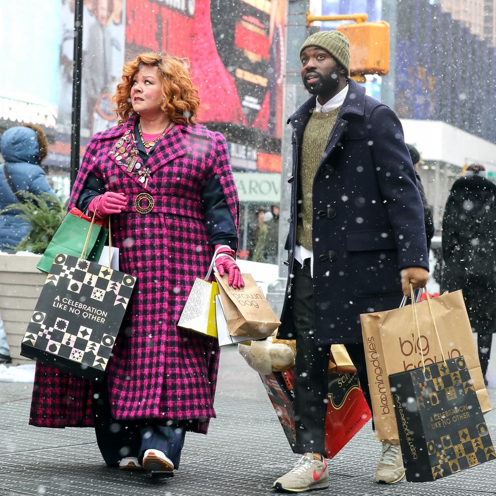 melissa mccarthy and paapa essiedu are seen on the set of bernard and the genie