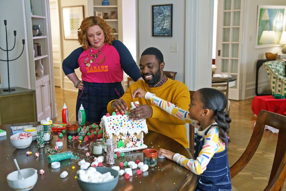 melissa mccarthy como flora, paapa essiedu como bernard botella, jordyn mcintosh como eve, genio