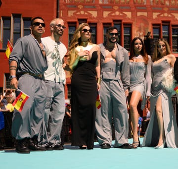 melody con su cuerpo de baile en eurovision
