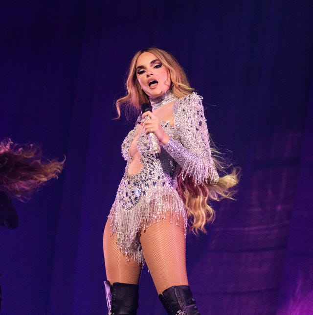 la cantante con un body plateado en el escenario de la final de eurovision
