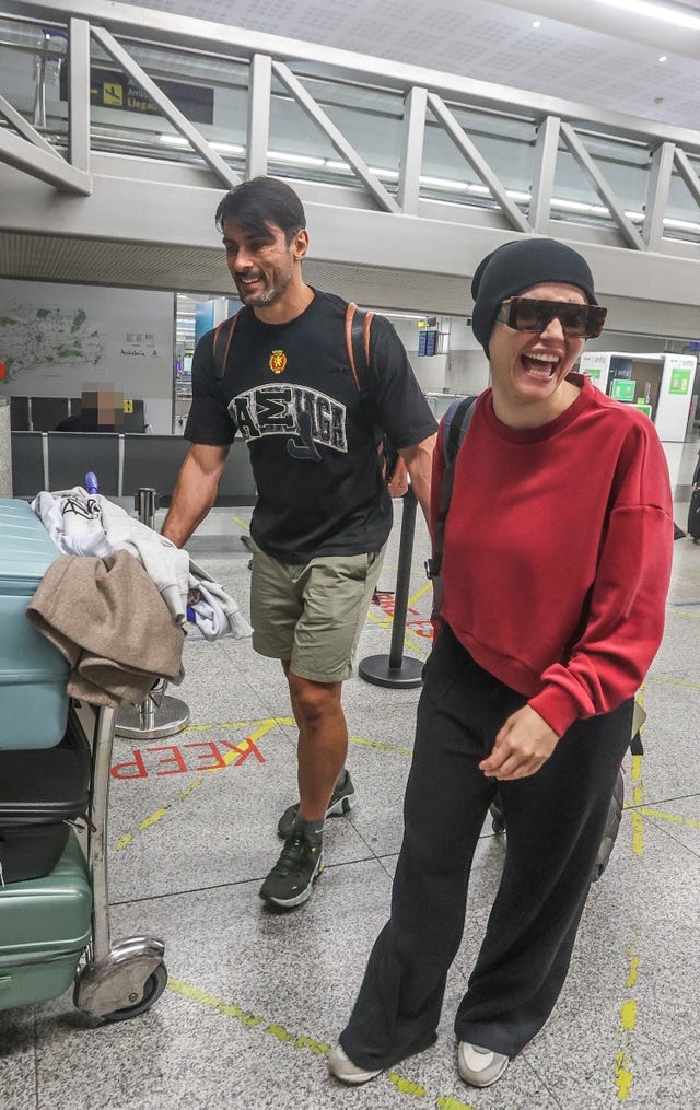 la cantante y su pareja en el aeropuerto de malaga a su regreso de eurovision
