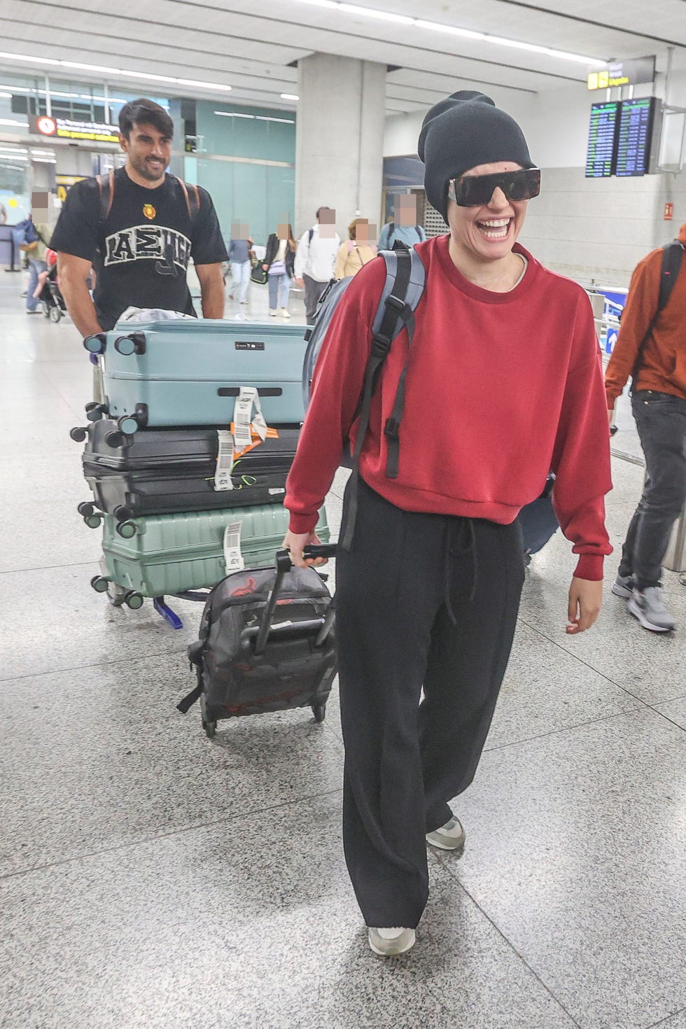 la cantante y su novio en el aeropuerto de malaga