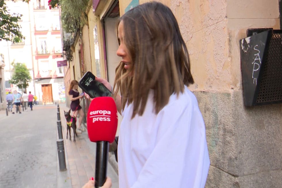 melyssa pinto con la foto de mario casas en su movil
