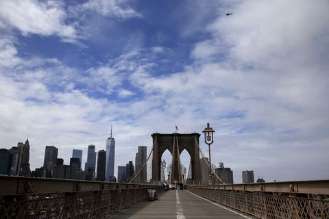 nypd rescues man who climbed a top of the brooklyn bridge