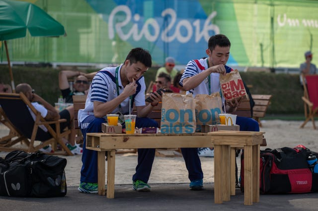 Dos deportistas olímpicos devoran la comida rápida en Río 2016
