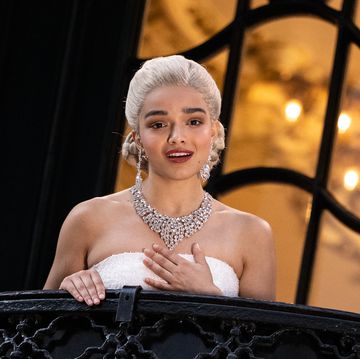 rachel zegler performs on the balcony of the london palladium in "evita"