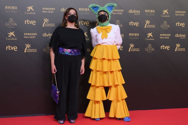 la productora paloma mora y la directora carla pereira en la alfombra roja de los premios goya 2022
