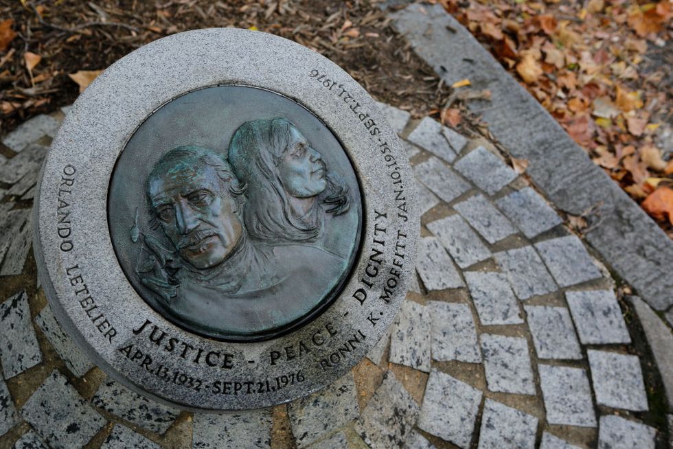 1976年9月21日に暗殺されたオルランド・レテリエルとロニ・モフィットの追悼石碑。