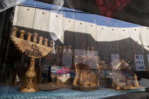 Souvenirwinkels in Bethlehem staan vol met olijfhouten menoras kribjes en andere beelden
