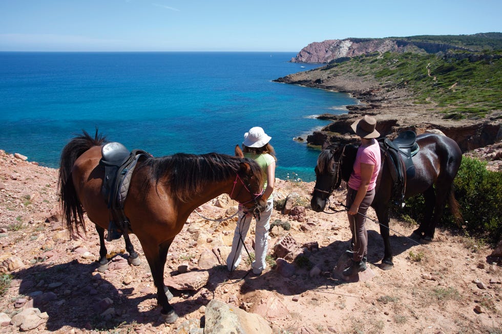 Una pareja a caballo en la isla balear de Menorca