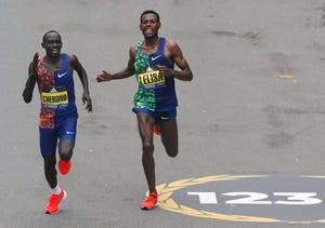 Cherono y Lelisa en el sprint del Maratón de Boston