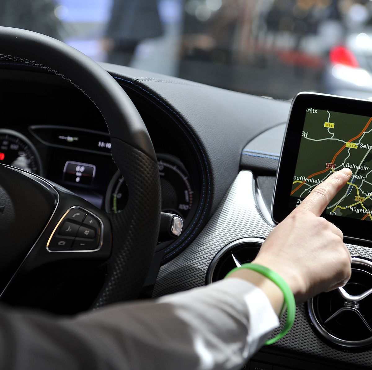 New Tech Will Stop Drivers Seeing The Passenger Display