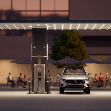 mercedes benz kündigt globales marken high power charging netzwerk an die mercedes benz charging hubs werden sich in wichtigen städten und ballungszentren in der nähe von hauptverkehrsadern und verkehrsgünstigen einzelhandels und dienstleistungsstandorten einschließlich mercedes benz händlerstandorten befinden mercedes benz to launch global branded high power charging network the mercedes benz charging hubs will be located in key cities and urban population centres, close to major arteries, convenient retail and service destinations, including mercedes benz dealership sites