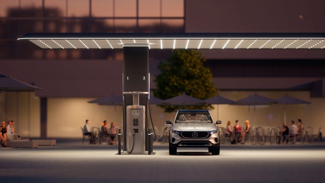 mercedes benz kündigt globales marken high power charging netzwerk an die mercedes benz charging hubs werden sich in wichtigen städten und ballungszentren in der nähe von hauptverkehrsadern und verkehrsgünstigen einzelhandels und dienstleistungsstandorten einschließlich mercedes benz händlerstandorten befinden mercedes benz to launch global branded high power charging network the mercedes benz charging hubs will be located in key cities and urban population centres, close to major arteries, convenient retail and service destinations, including mercedes benz dealership sites